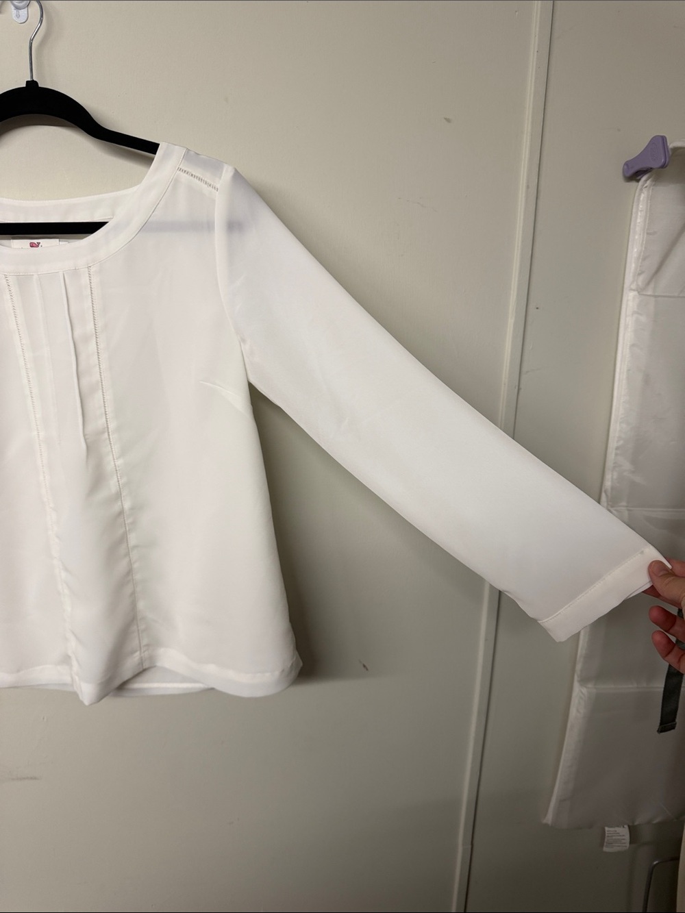 Vineyard vines Women’s White Long-Sleeve Pleated Front Blouse - Picture 2 of 4